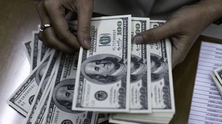 Euforia en los mercados: se desplomó el dólar y el riesgo país cayó casi 400 puntos El dólar oficial, el mayorista y el blue bajaron tras el triunfo electoral del Gobierno en las legislativas. Subiero
