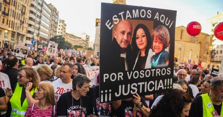 La izquierda toma las calles un año después de la dana de Valencia para señalar a Mazón pero no congrega ni a la mitad de manifestantes