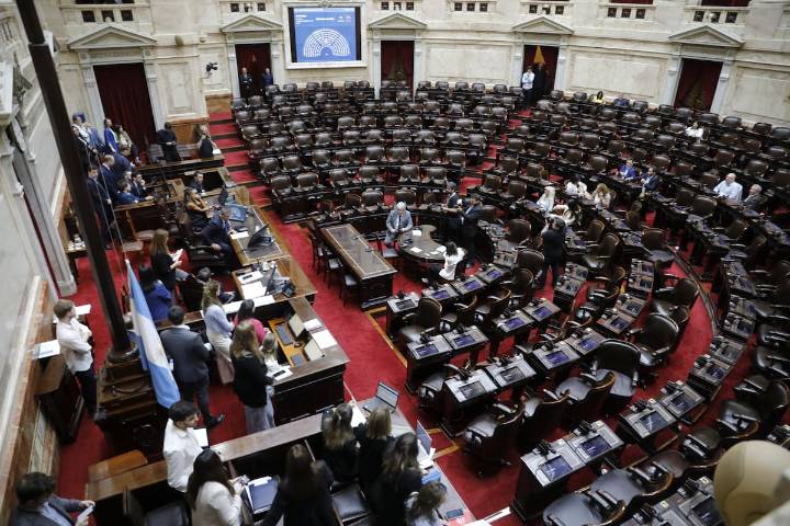 “Cuestiones de agenda”. Luis Caputo, Karina Milei y Lugones faltaron a la interpelación en Diputados