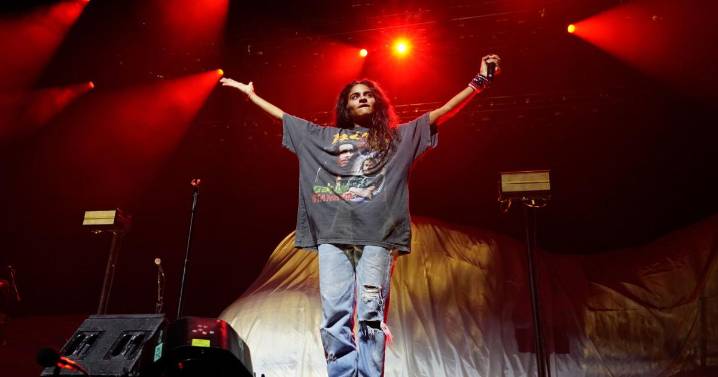 Jessie Reyez encuentra su voz con la poesía. Su nuevo libro la comparte con el mundo