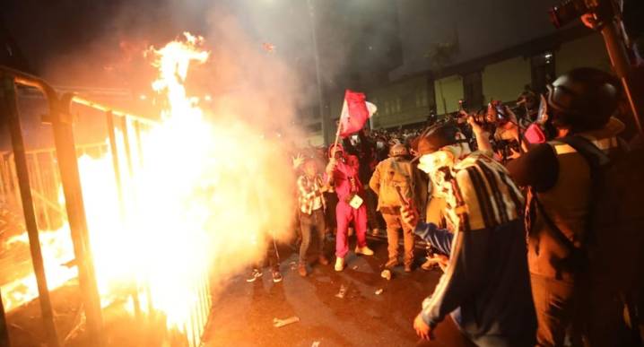 Defensoría del Pueblo reporta un fallecido tras protesta en Cercado de Lima