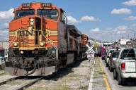 Tren bloquea el eje vial Juan Gabriel y genera congestionamiento