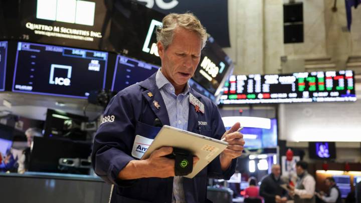 S&P 500 tries to hold gains Friday. Plus, more portfolio earnings on the horizon