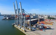 Vuelve a operar terminal en puerto de Montevideo, conflicto sigue