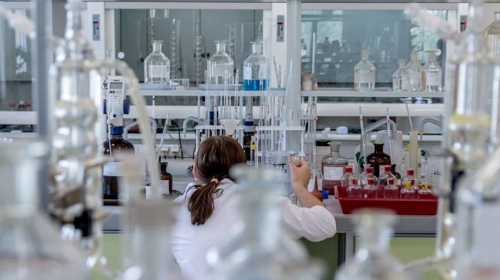 La Anmat suspendió a dos laboratorios nacionales por incumplir normas de calidad