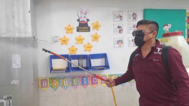 Fumigan a escuela para combatir virus existentes