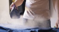 Paso a paso para limpiar una plancha quemada y no dañar tu ropa de oficina