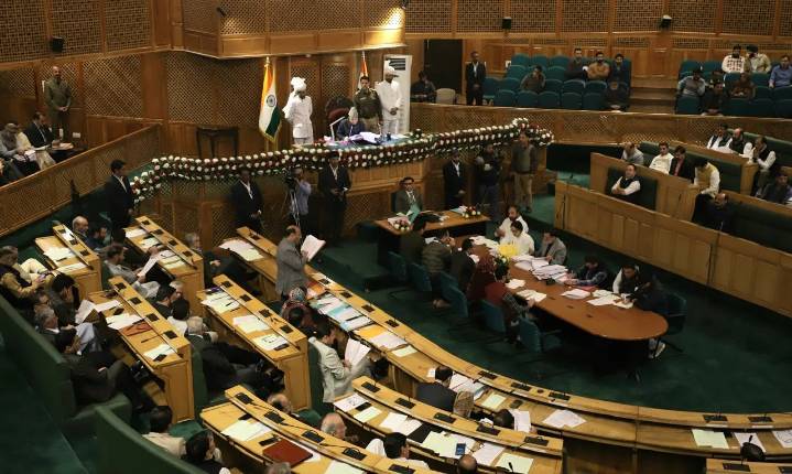 “Sarei Raaz Khol Dunga,” says Deputy CM as House erupts over cross-voting row with “vote chori” slogans