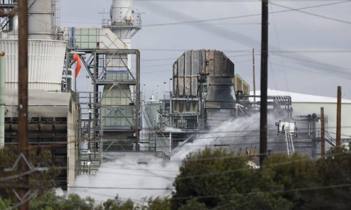 Incendio afecta a una planta petrolera de Chevron en Los Ángeles
