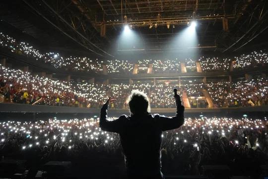 Javier Milei presentó su libro con un show de rock y promesas de campaña...