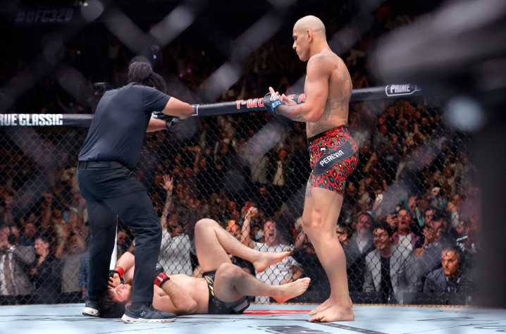 UFC 320: Alex Pereira finishes Magomed Ankalaev in 1st round to reclaim title