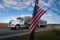 Trump impone nuevos aranceles a camiones y autobuses importados