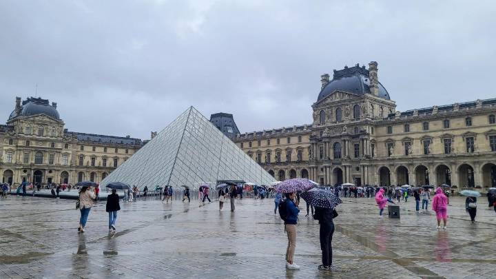 El museo del Louvre es evacuado tras el robo de unas joyas que pertenecieron a Napoleón