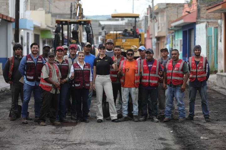 Geraldine Ponce supervisa trabajos de pavimentación en la calle Churubusco
