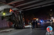 Quedó atorado un camión de volteo en puente de avenida Internacional