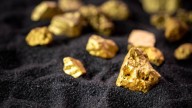 Decisiones del Gobierno Petro y la minería ilegal impiden que Colombia le saque un mayor provecho al precio récord del oro