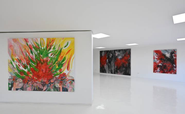 María José Romero renace en 'Fénix', un rito pictórico entre fuego, cuerpo y resiliencia