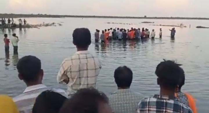 At least 10 dead as tractor carrying Durga idols plunges into lake in MP's Khandwa