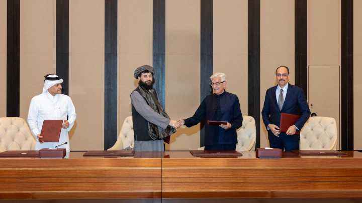 Video: Afghanistan and Pakistan agree to ceasefire after Doha talks