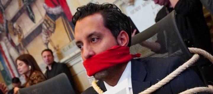 Presidente de la Cámara se amordazó y se ató a su curul en protesta por sanción de La U