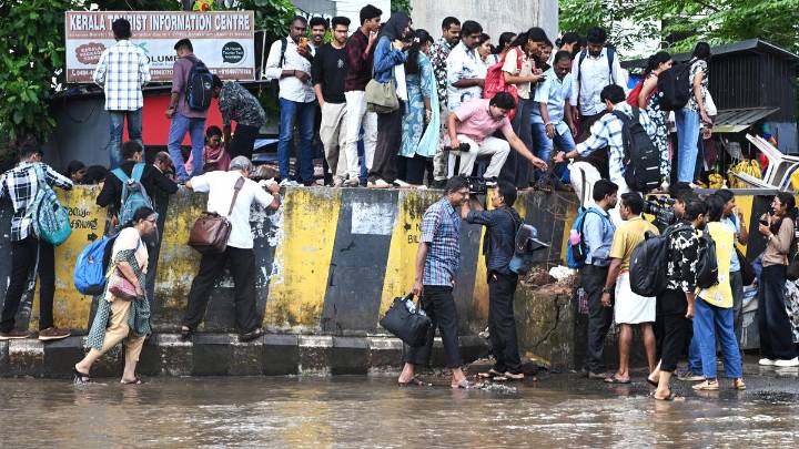 Heavy rain lashes high ranges of Kerala; orange alert in four districts