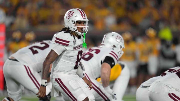 Buffalo's final minute comeback stuns winless UMass 28