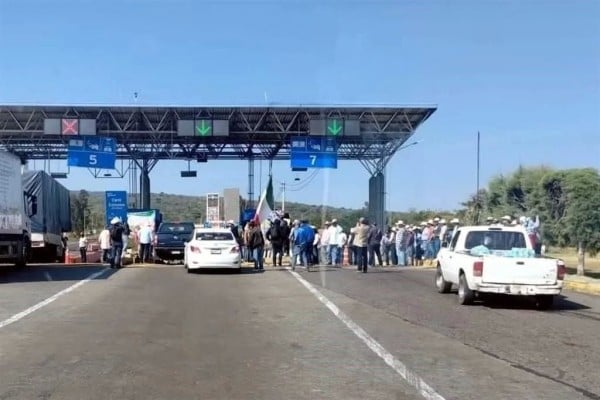 Se manifiestan campesinos en 33 puntos carreteros
