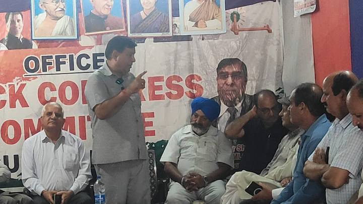Ravinder Sharma launches signature campaign against vote chori,  restoration of statehood 