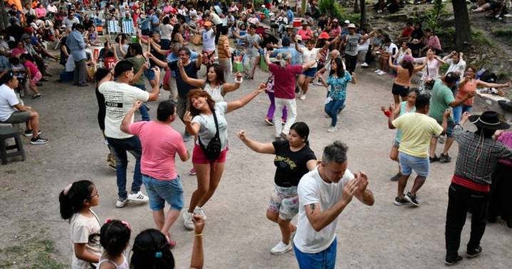 Feria que une generaciones: folclore y pan casero en Yala