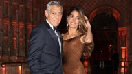 Amal Clooney luce el vestido chocolate y los zapatos de tacón que son tendencia en otoño 2025