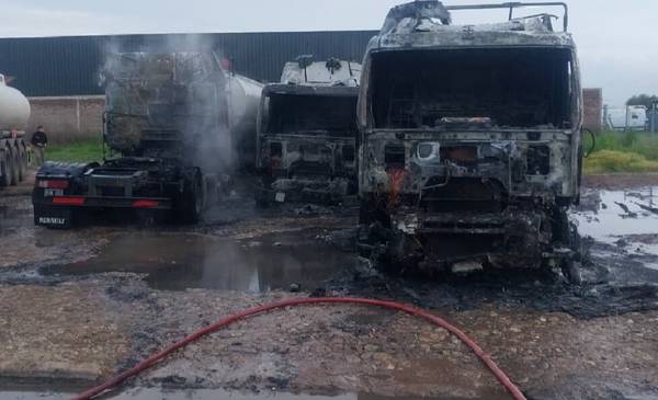 Se incendiaron tres camiones de una empresa en las afueras de Bahía