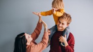La frase de 3 palabras que ningún niño pequeño debería oír de sus padres, según la crianza respetuosa