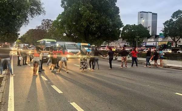 Masacre en Río: familiares protestan en la puerta de la morgue