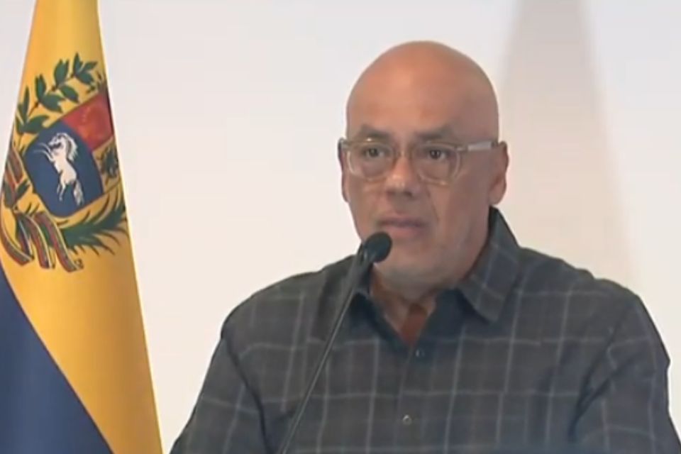 Rodríguez acusa a "sectores extremistas" de intentar atacar embajada de EEUU en Caracas