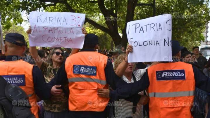 La otra cara de la visita de Milei: protestas y reclamos en plaza Libertad