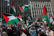 Marchan miles en segundo aniversario de ataque de Hamas