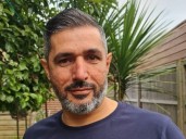 Una manguera a chorro golpeó su cabeza, quedó en coma y su esposa esperó hasta después de Navidad para desconectarlo: "No podía hacerlo por los niños"