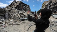 Mientras palestinos encuentran Gaza en ruinas, Hamás anuncia que comenzará a liberar rehenes el lunes