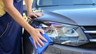 Ni abrillantador ni jabón neutro: el truco para limpiar los faros de tu coche y queden relucientes