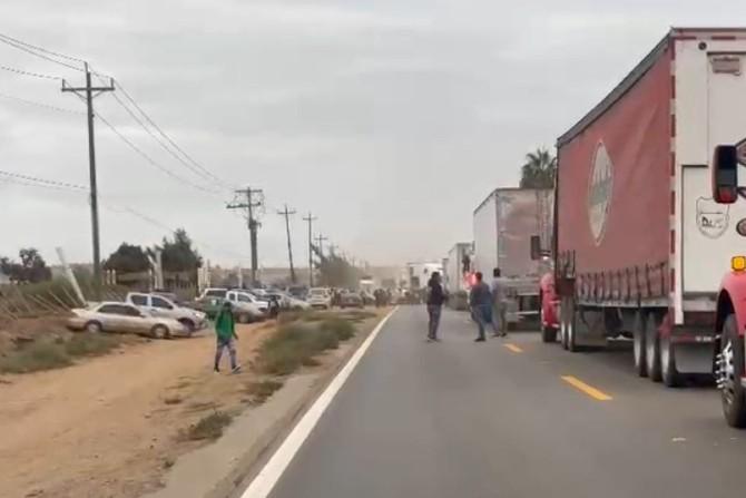 Bloqueada la carretera Transpeninsular a la altura de Camalú