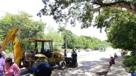 TALACHA COMUNITARIA: Habitantes de la Ribera del Río Hondo bachean carretera hacia el ingenio azucarero