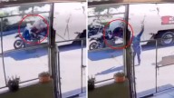 Motociclistas chocan contra camión de basura y terminan dentro del contenedor en Tonalá