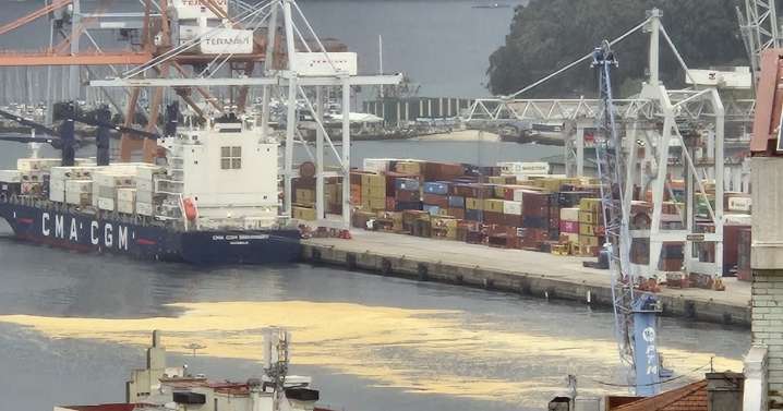 La Autoridad Portuaria de Vigo estima que unas 100 toneladas de aceite de palma se vertieron al mar tras la rotura de un depósito