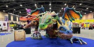 Así es el dragón gigante que se está robando las miradas en Sofa 2025 viene del Carnaval de Blancos y Negros
