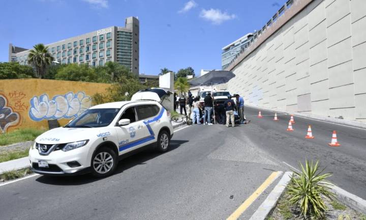 Muere ciclista tras caída al pasar por una rejilla en malas condiciones