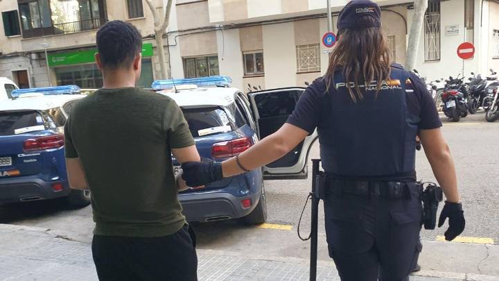 Detenida una pareja por robar en una casa de Son Gual, en Palma