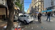 Video: un conductor perdió el control de su auto y atropelló siete personas