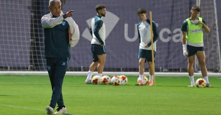 El Málaga CF prepara la cita de Copa ante el Estepona con los menos habituales apretando