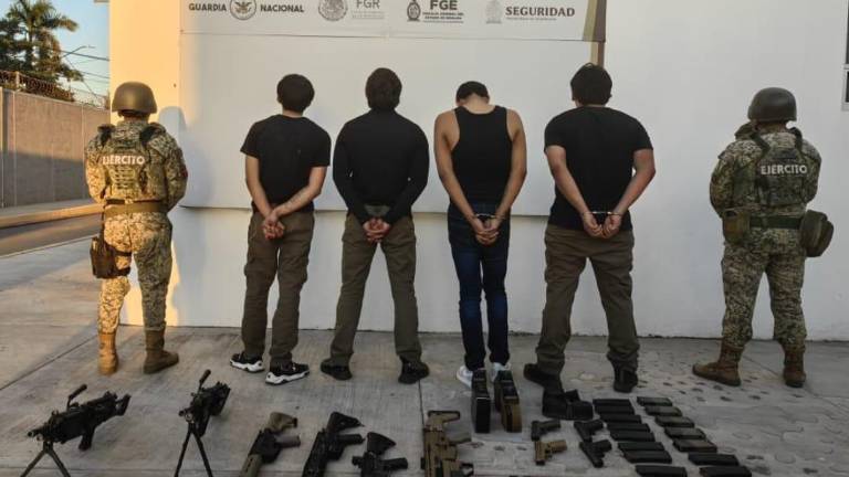 Aseguran granadas, armas y vehículos robados tras detención de 4 civiles en Culiacán