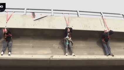 Manifestantes se colgaron en puente sobre nivel: generan caos vial en sector de Rotonda Grecia